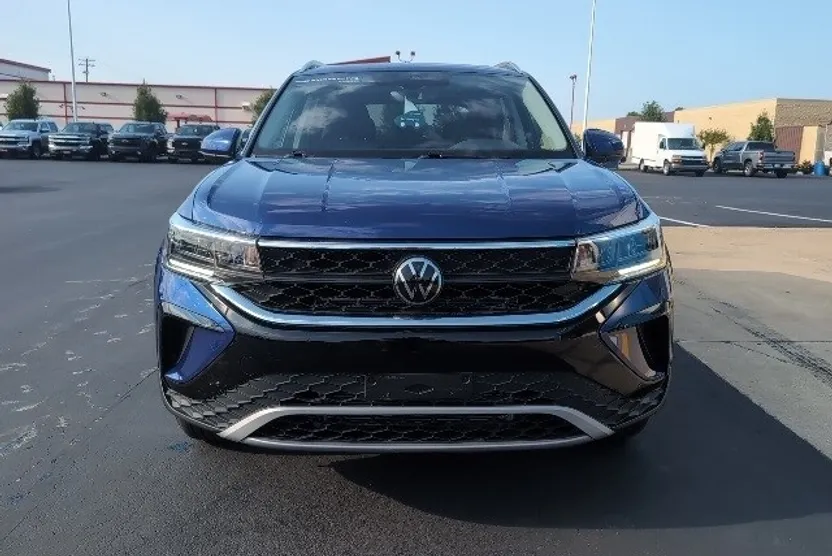 2024 Volkswagen Taos SE photo 1