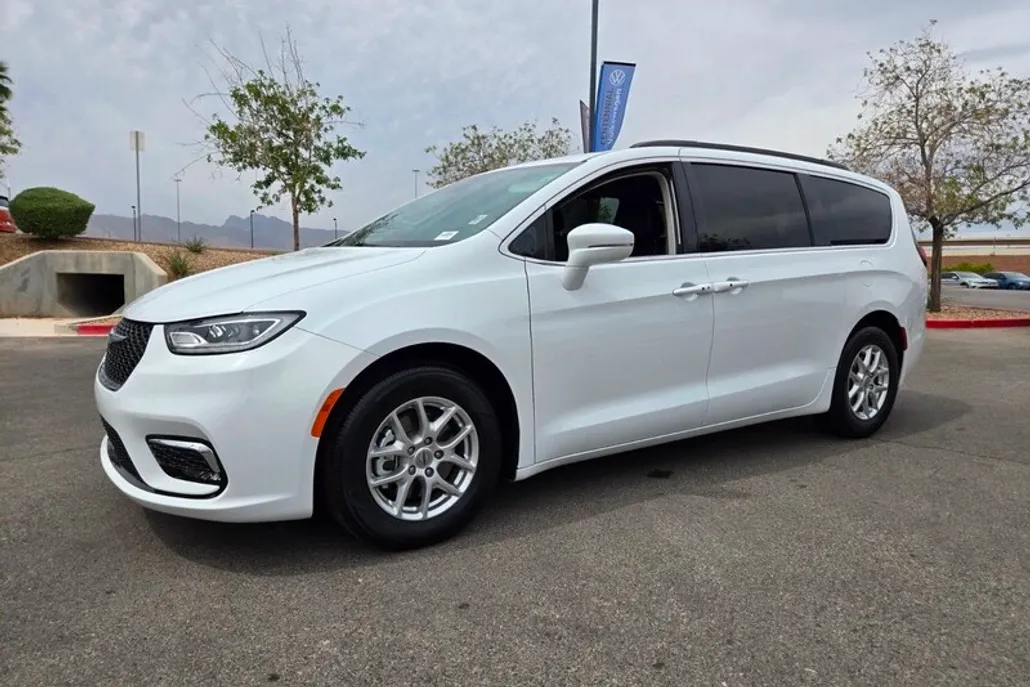 2022 Chrysler Pacifica Touring L photo 1