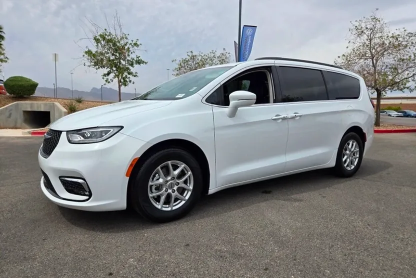 2022 Chrysler Pacifica Touring L photo 1