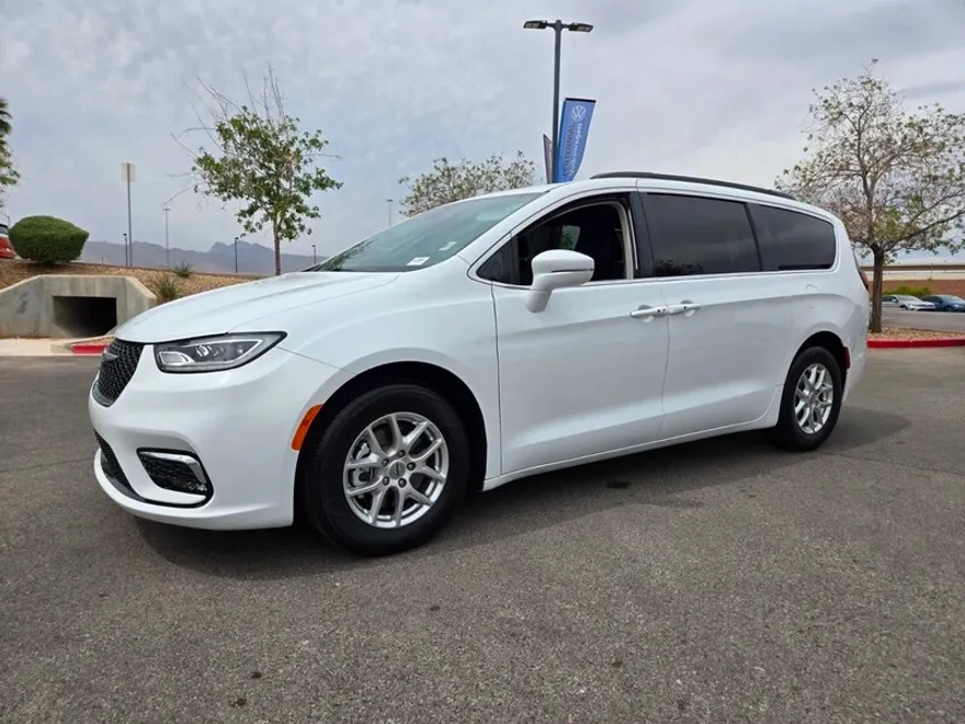 2022 Chrysler Pacifica Touring L photo 1
