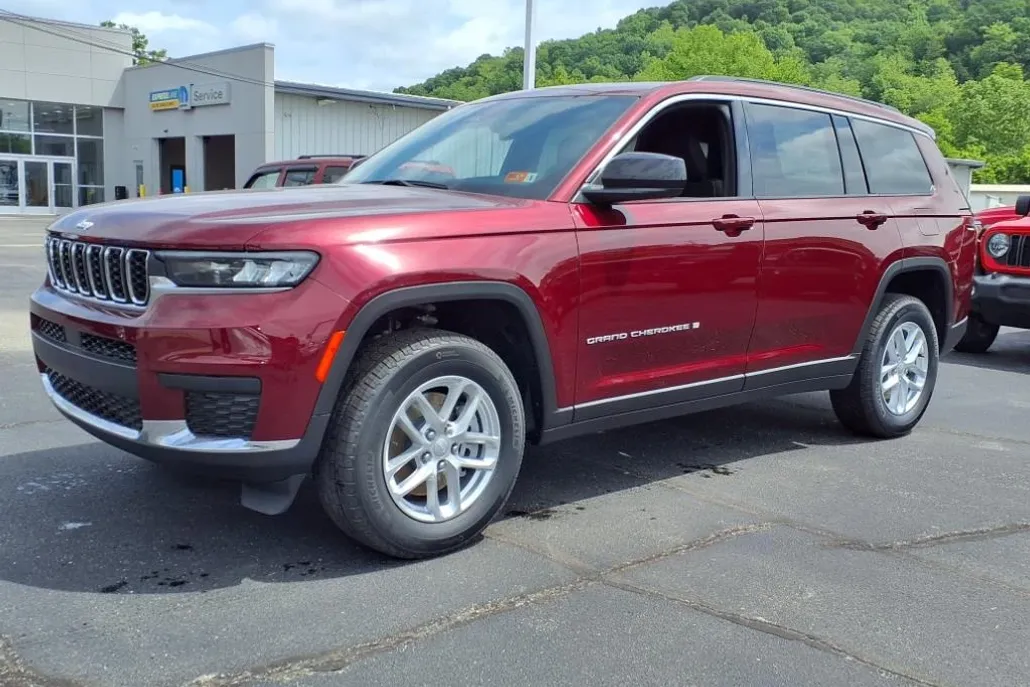 2025 Jeep Grand Cherokee Laredo photo 1