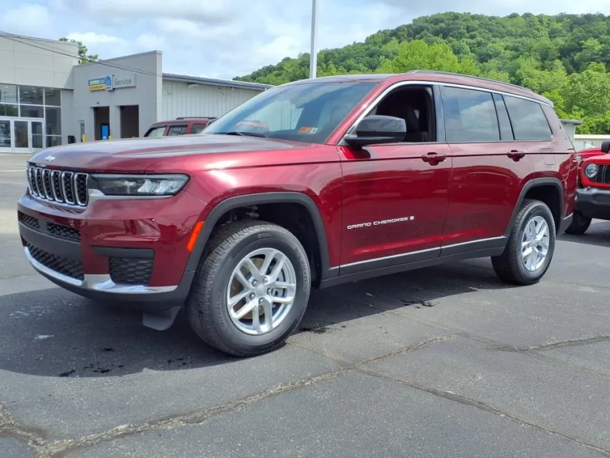 2025 Jeep Grand Cherokee Laredo photo 1