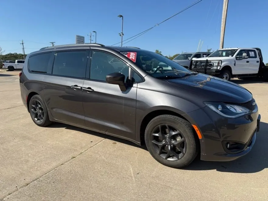 2019 Chrysler Pacifica Touring Plus photo 1
