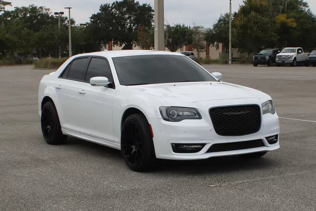2023 Chrysler 300 Touring L photo 1