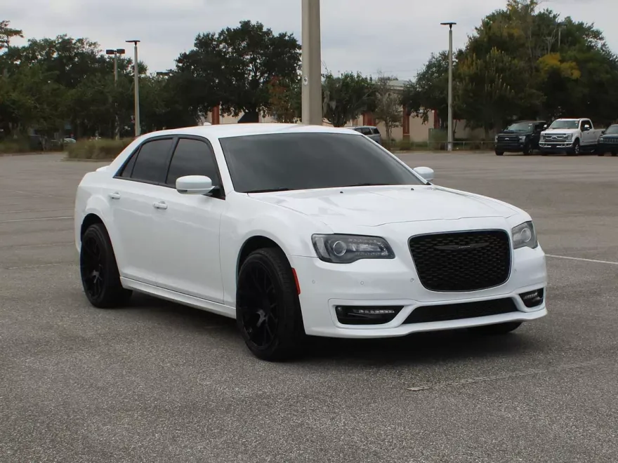 2023 Chrysler 300 Touring L photo 1