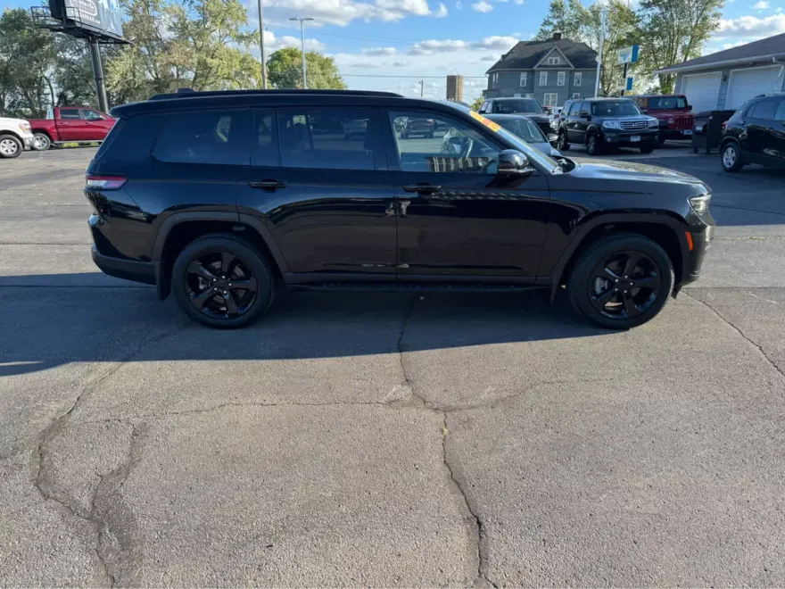 2023 Jeep Grand Cherokee Limited photo 1
