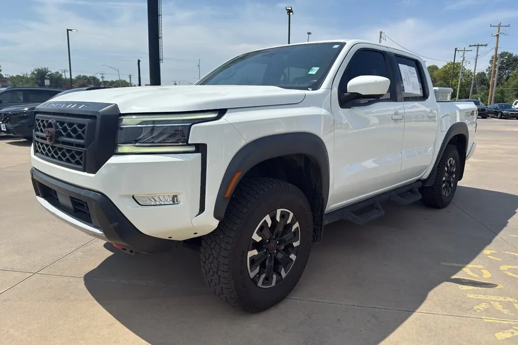 2023 Nissan Frontier PRO-4X Crew Cab photo 1