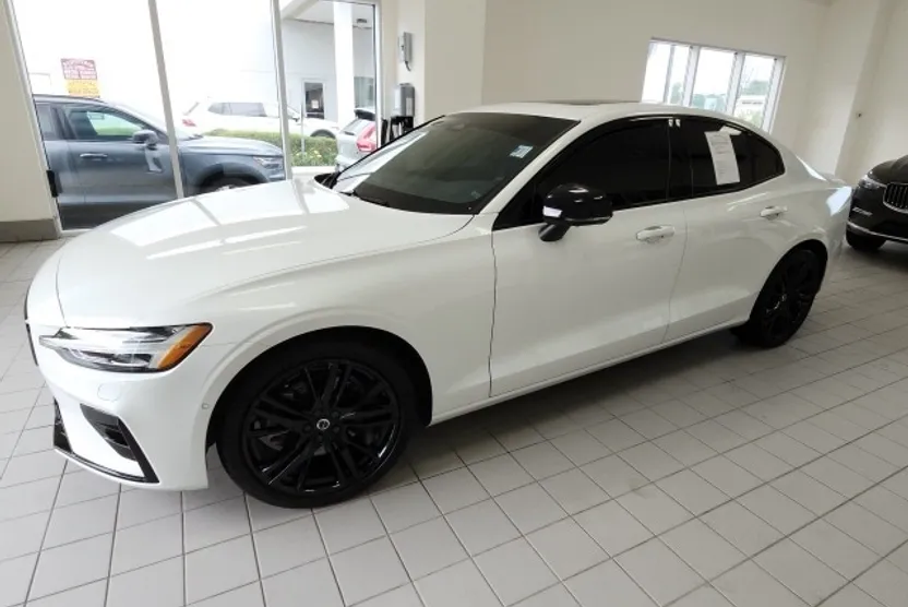 2024 Volvo S60 B5 Plus Black Edition photo 1