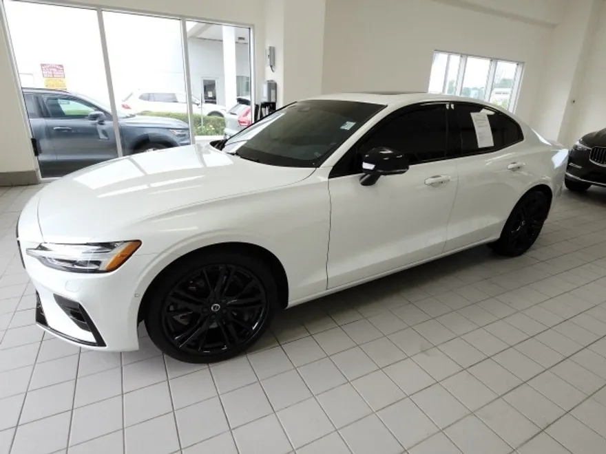 2024 Volvo S60 B5 Plus Black Edition photo 1