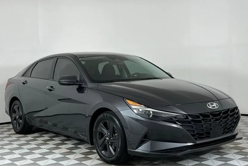 2022 Hyundai Elantra SEL Convenience photo 1
