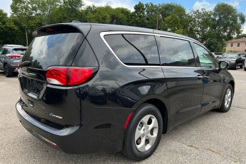 2017 Chrysler Pacifica Hybrid Touring Plus photo 1