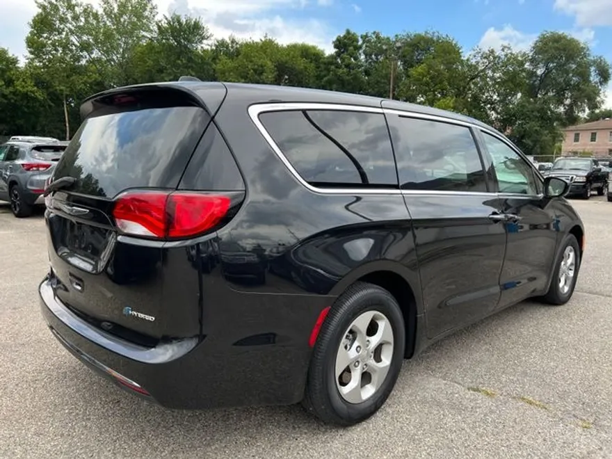 2017 Chrysler Pacifica Hybrid Touring Plus photo 1