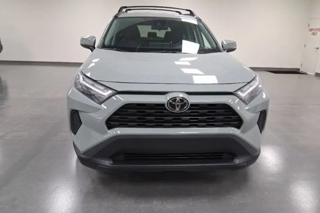 2023 Toyota RAV4 XLE photo 1