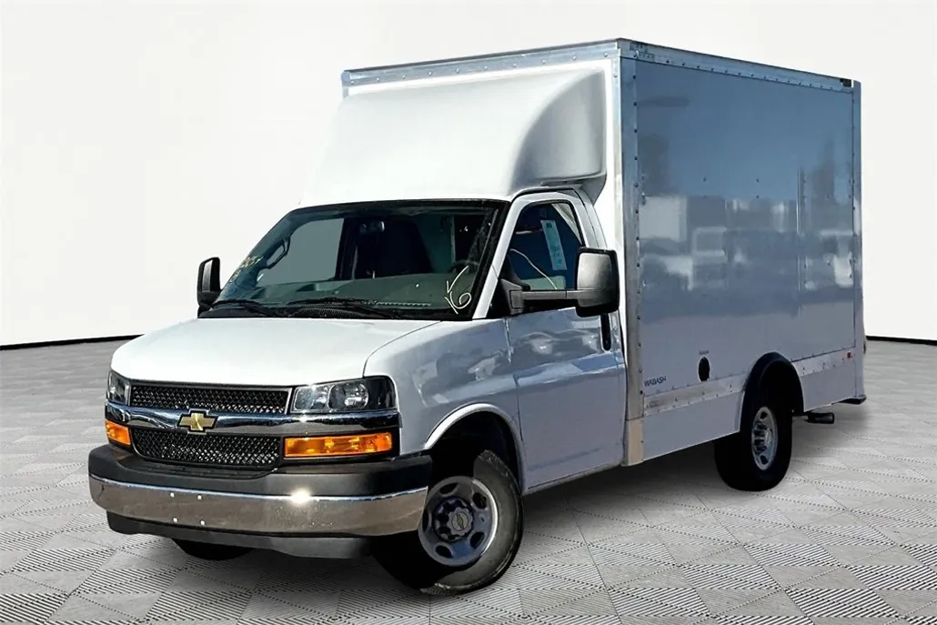 2024 Chevrolet Express Cutaway 3500 photo 1
