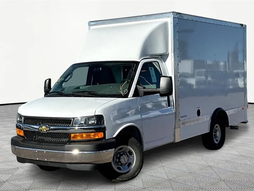 2024 Chevrolet Express Cutaway 3500 photo 1