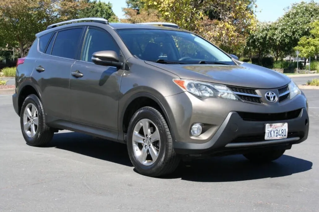 2015 Toyota RAV4 XLE photo 1