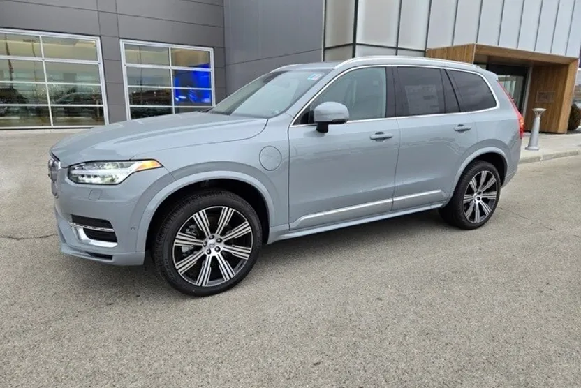 2025 Volvo XC90 T8 Plus photo 1