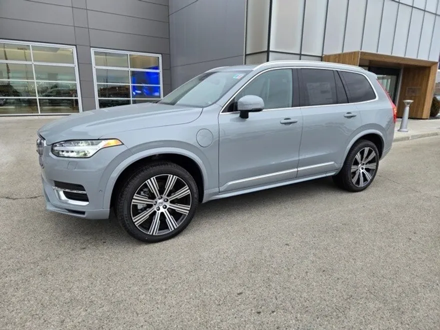 2025 Volvo XC90 T8 Plus photo 1