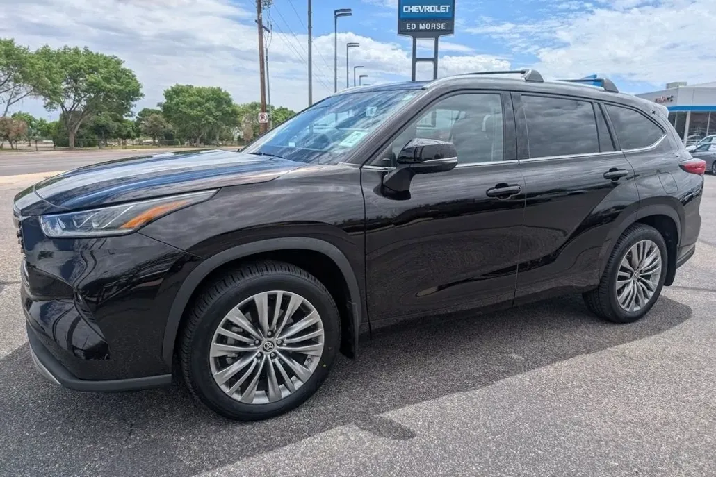 2022 Toyota Highlander Platinum photo 1