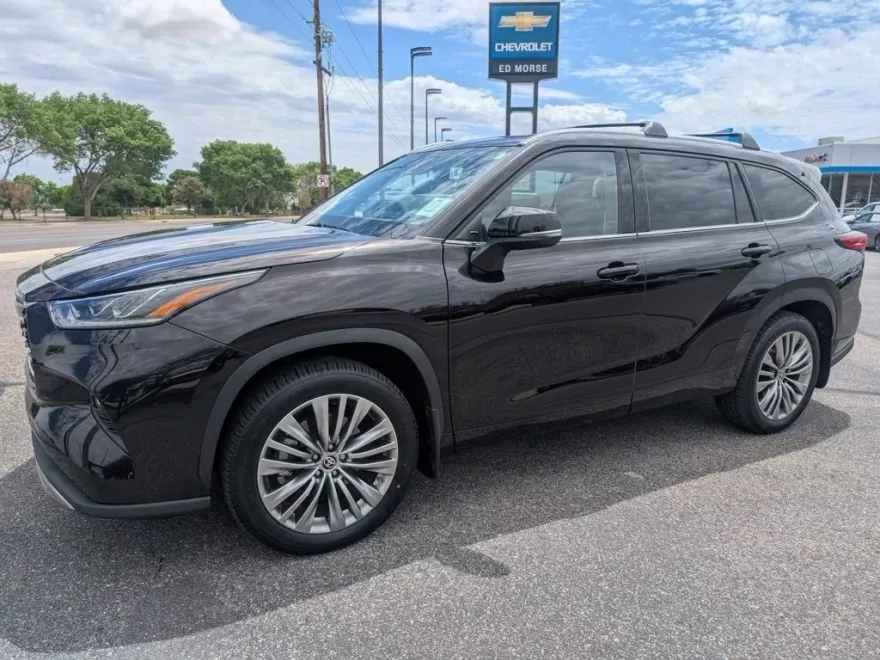 2022 Toyota Highlander Platinum photo 1