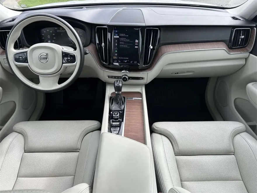 2018 Volvo XC60 T5 Inscription photo 1