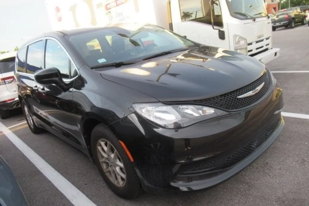 2024 Chrysler Voyager LX photo 1
