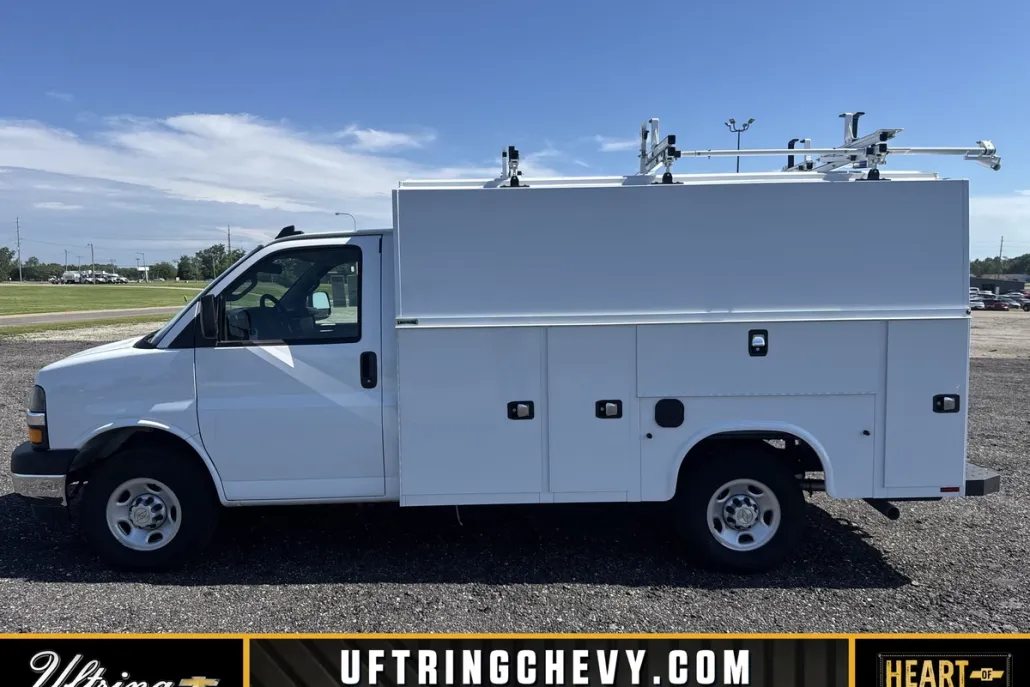 2024 Chevrolet Express Cutaway 3500 photo 1
