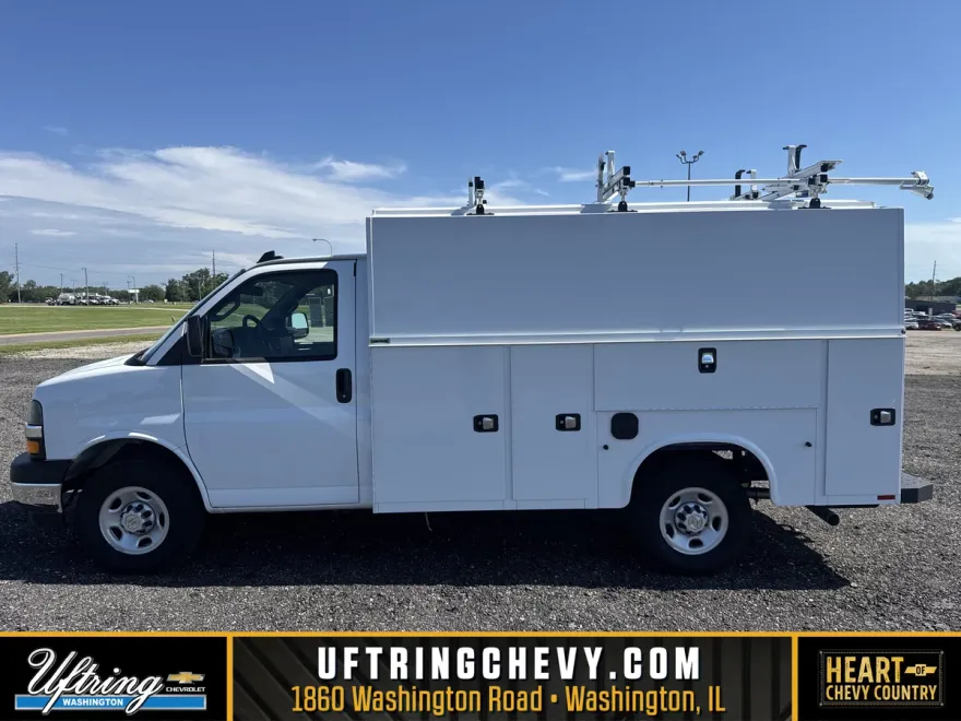 2024 Chevrolet Express Cutaway 3500 photo 1