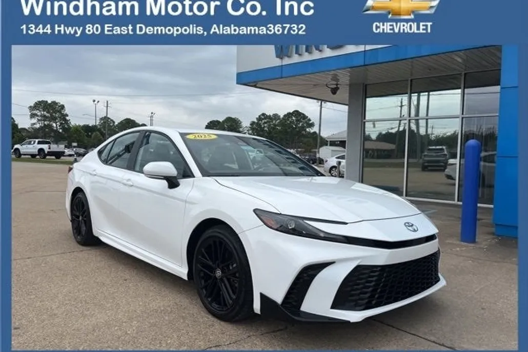 2025 Toyota Camry SE photo 1