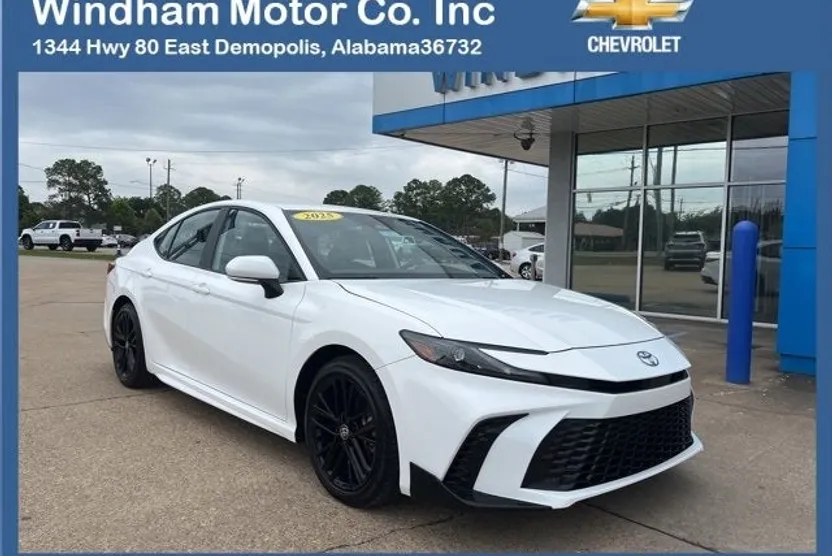 2025 Toyota Camry SE photo 1