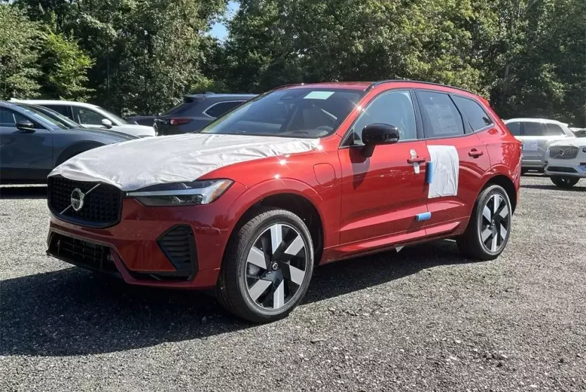 2025 Volvo XC60 Hybrid T8 Plus photo 1