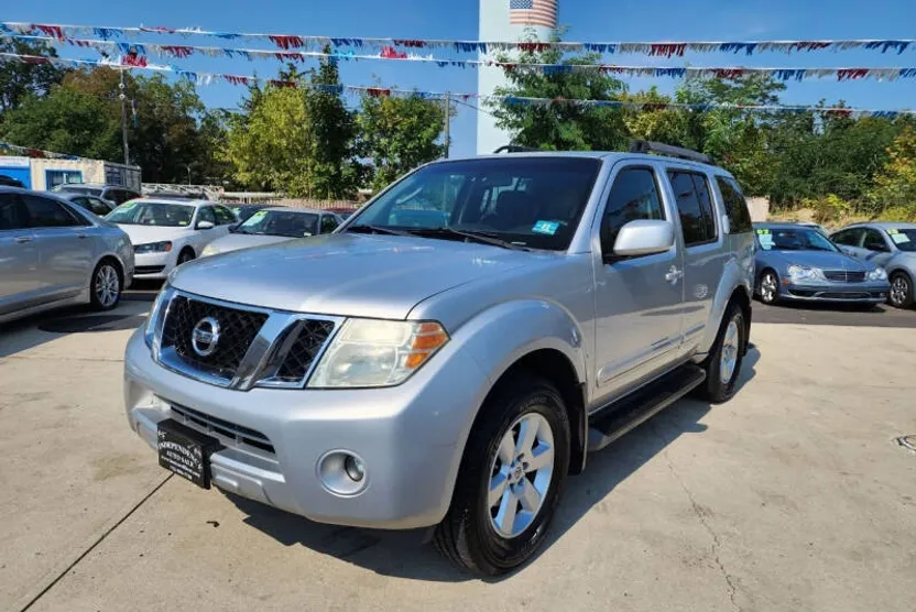 2009 Nissan Pathfinder SE photo 1
