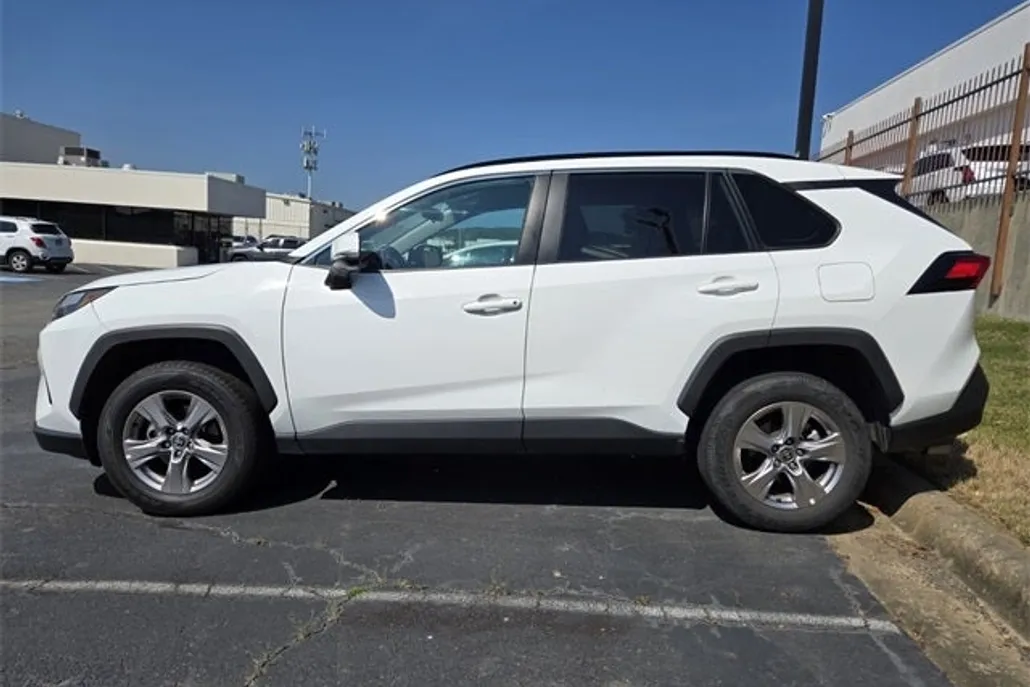 2023 Toyota RAV4 XLE photo 1