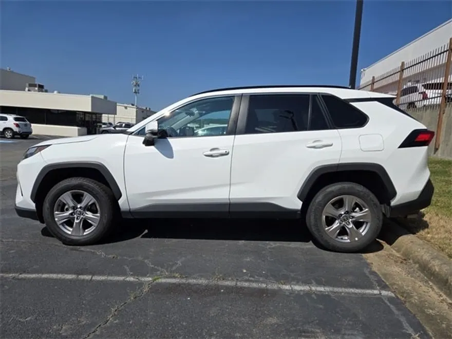 2023 Toyota RAV4 XLE photo 1
