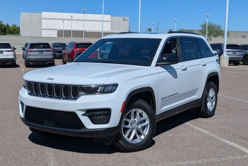 2025 Jeep Grand Cherokee Laredo photo 1