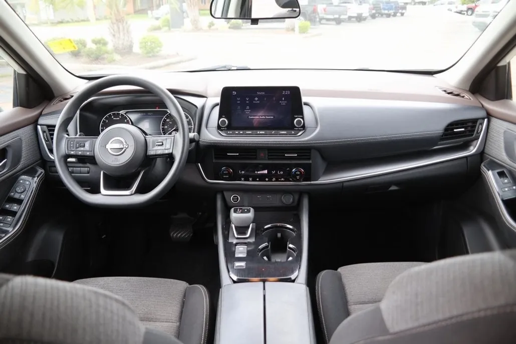 2023 Nissan Rogue SV photo 1