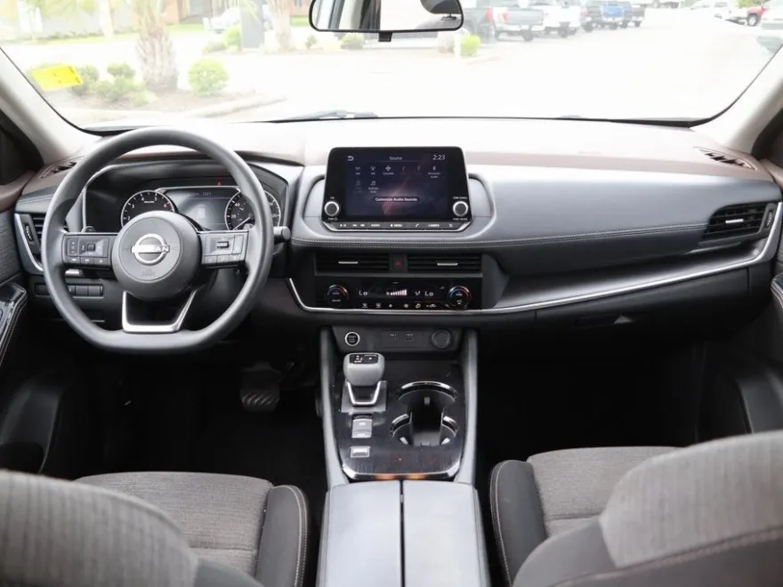 2023 Nissan Rogue SV photo 1