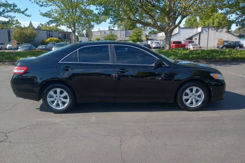 2010 Toyota Camry LE photo 1