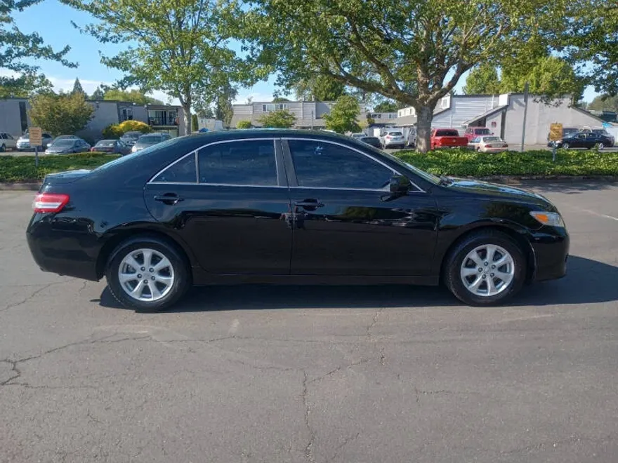 2010 Toyota Camry LE photo 1