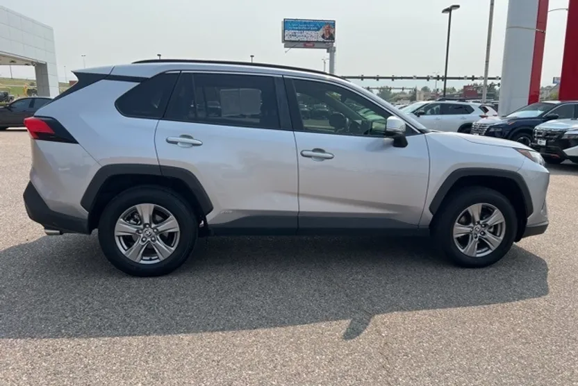 2023 Toyota RAV4 Hybrid XLE photo 1
