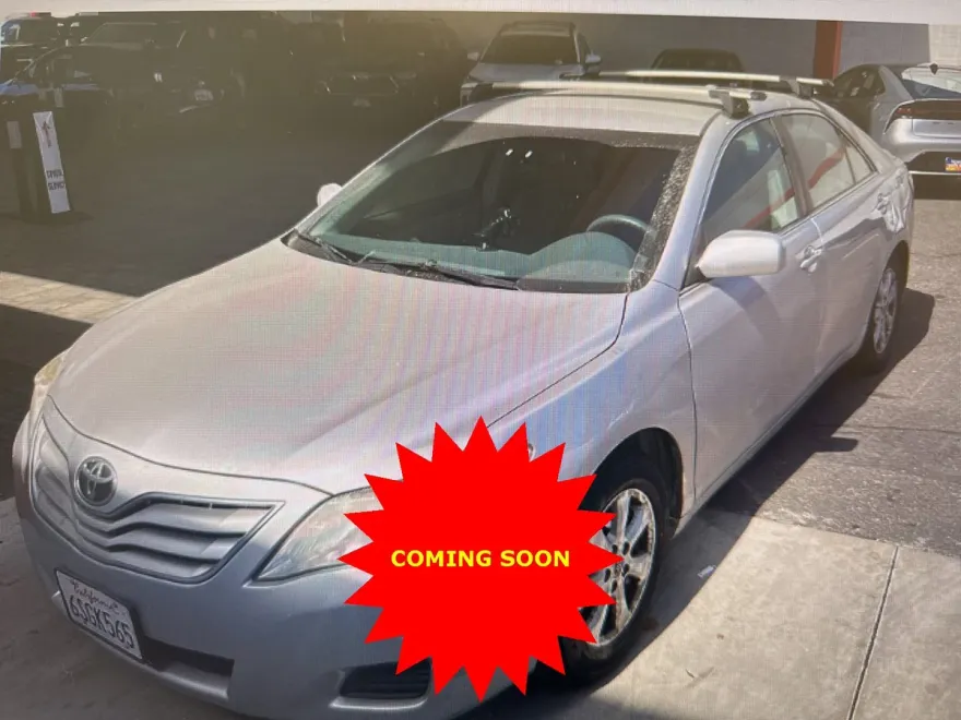 2011 Toyota Camry LE photo 1