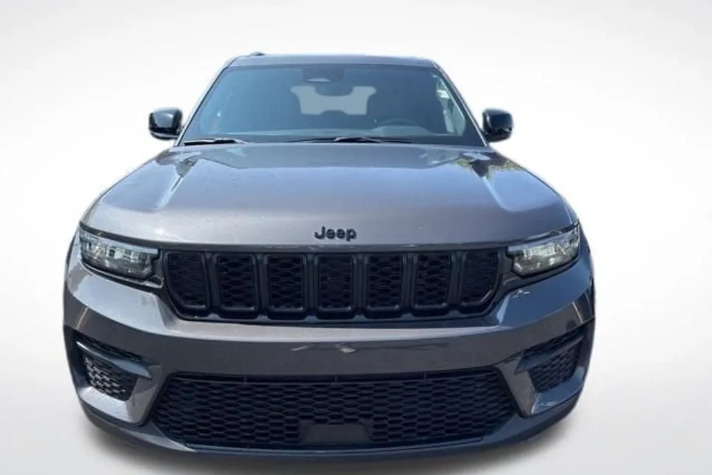 2023 Jeep Grand Cherokee Laredo photo 1