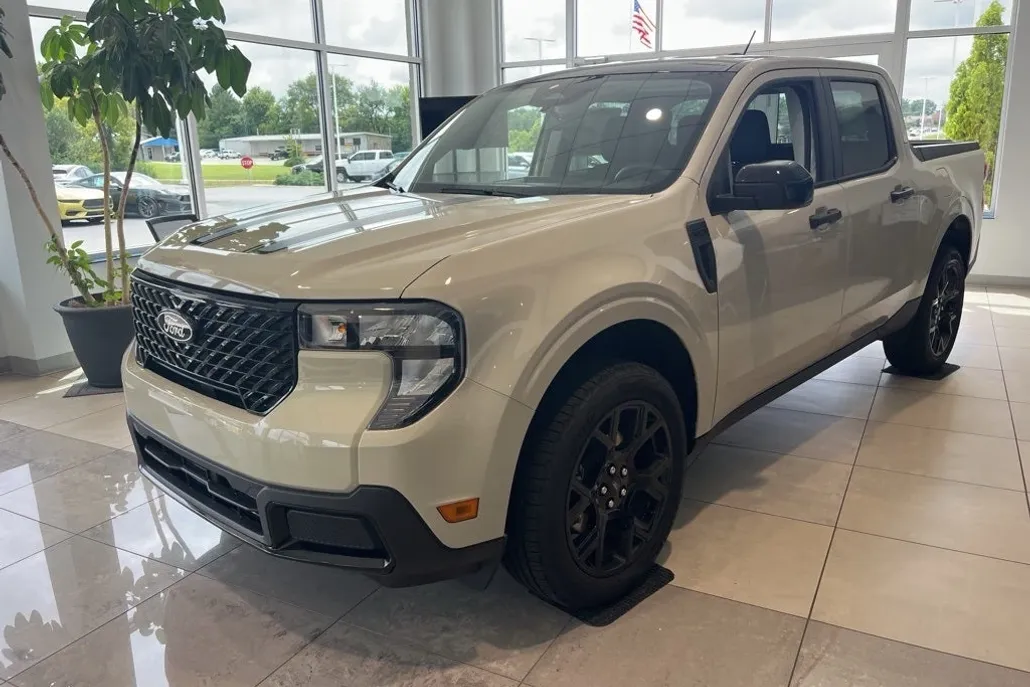 2025 Ford Maverick XLT photo 1
