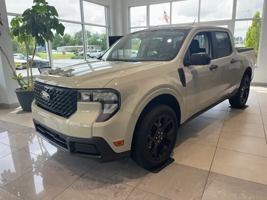 2025 Ford Maverick XLT photo 1
