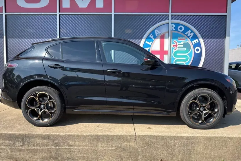2025 Alfa Romeo Stelvio Sprint Base photo 1
