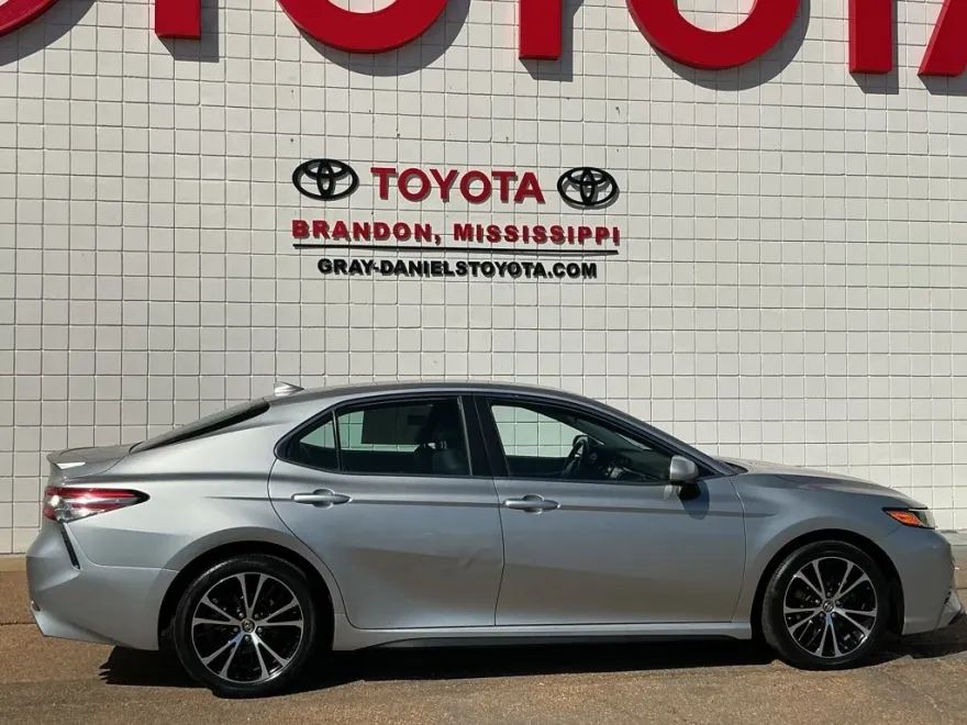 2019 Toyota Camry SE photo 1