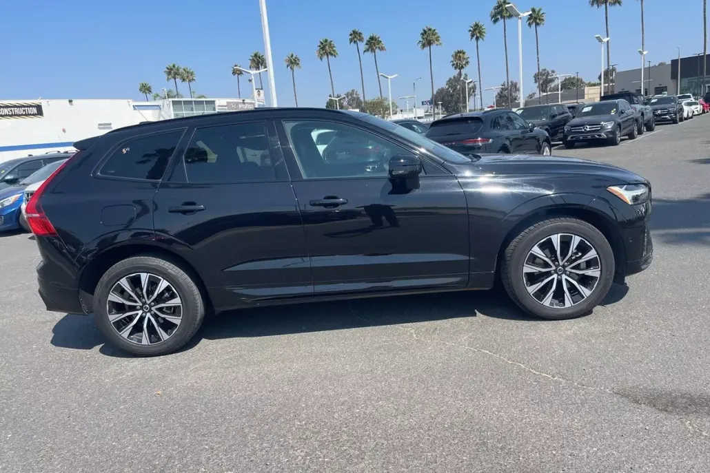 2023 Volvo XC60 B5 Plus photo 1