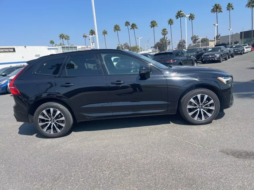 2023 Volvo XC60 B5 Plus photo 1