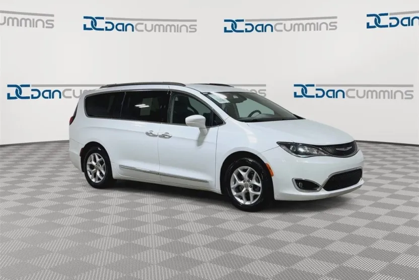 2018 Chrysler Pacifica Touring L photo 1