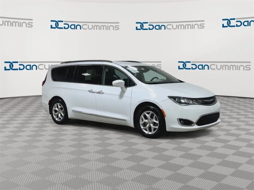 2018 Chrysler Pacifica Touring L photo 1